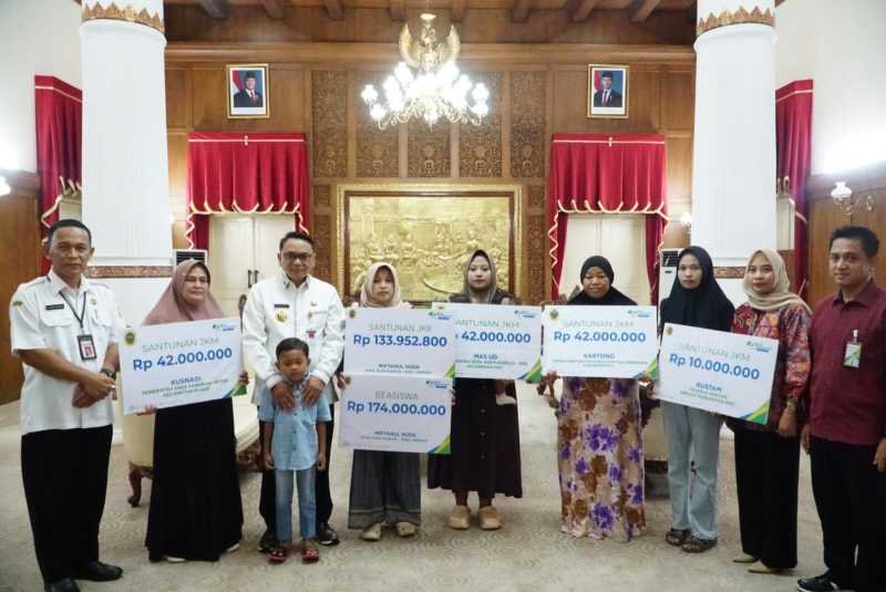 Santunan BPJS Diserahkan di Pendopo Pati, Plt. Bupati Tegaskan Pentingnya Jaminan Sosial bagi Pekerja