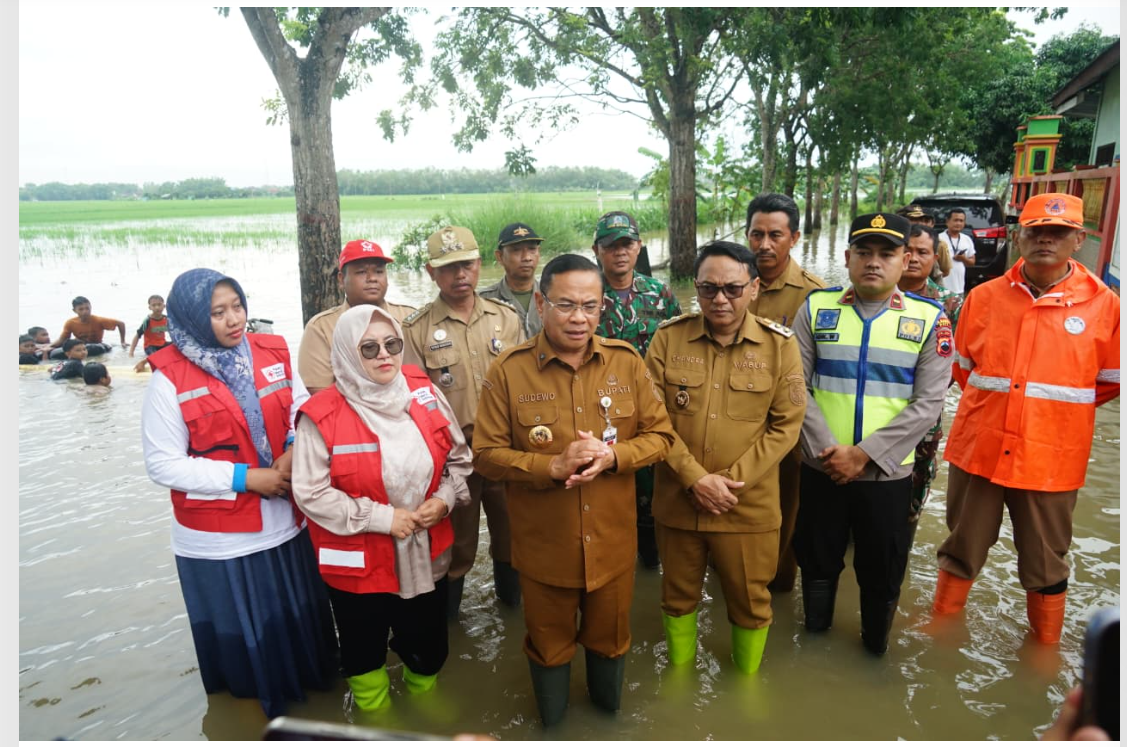 Bupati Sudewo Hadir di Tengah Warga, Pastikan Penanganan Banjir Maksimal