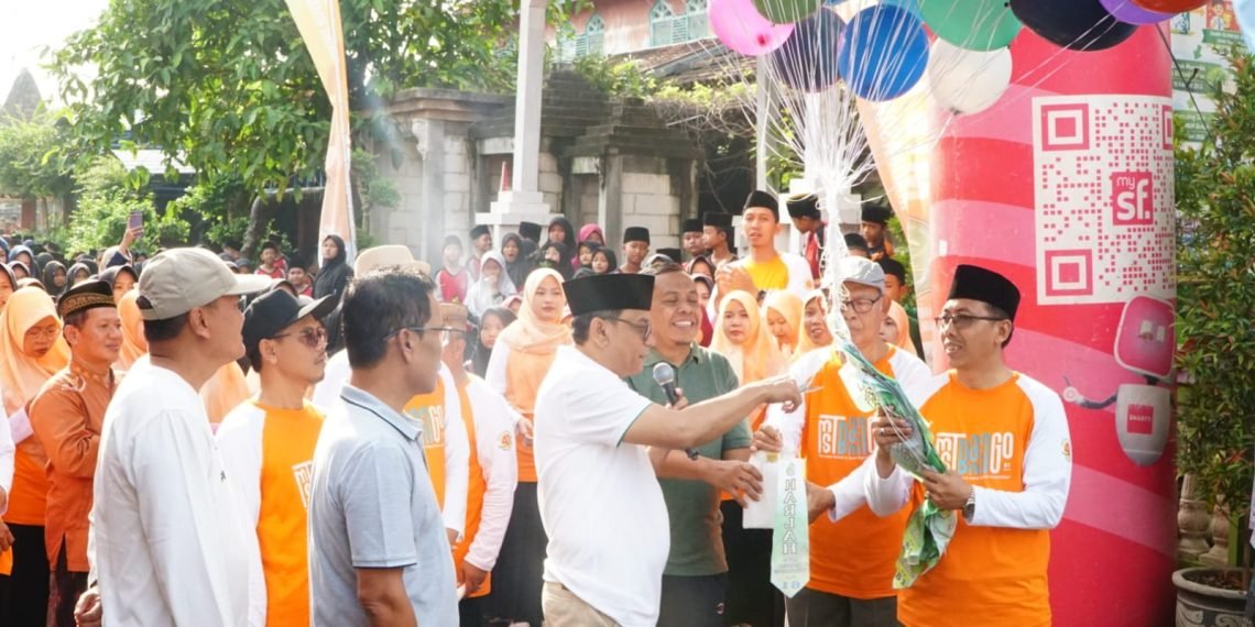 Semarak Harlah ke-61, Plt. Bupati Pati Lepas Jalan Sehat dan Apresiasi Kiprah MTs Tarbiyatul Banin