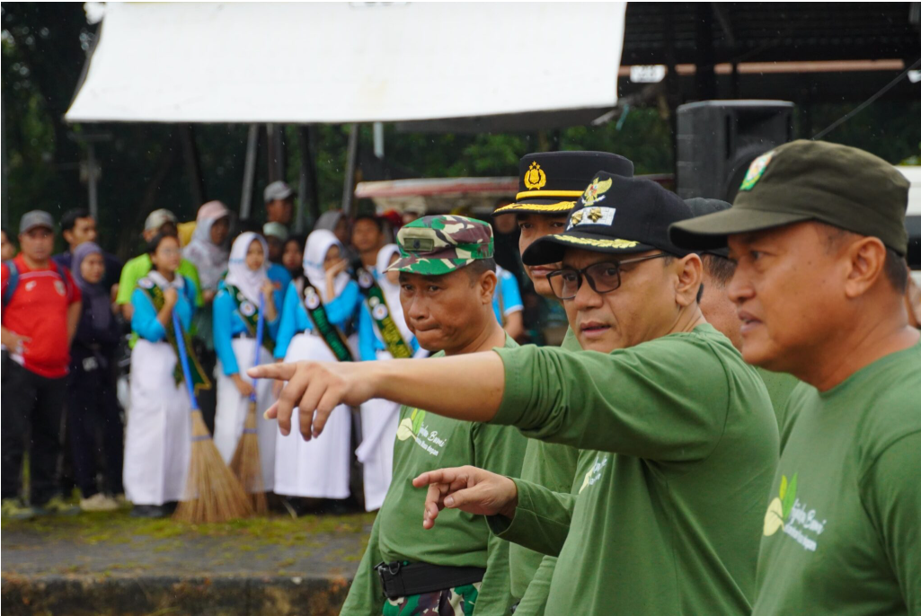Gerakan Jumat Bersih Dimulai, Plt. Bupati Ajak Warga Wujudkan Pati Lebih Hijau dan Nyaman